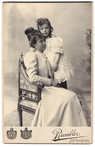 Fotografie Rumbler, Wiesbaden, Wilhelmstr. 14, Portrait Mutter mit Tochter im Atelier, Mutterglück