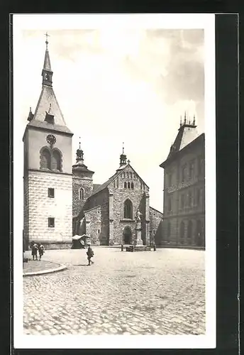 AK Kourim, Strassenpartie mit Kirchblick