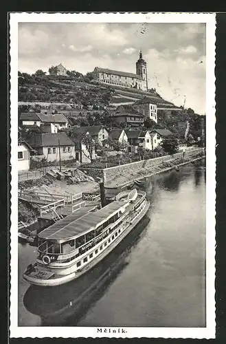 AK Melnik, Dampfer am Anleger, Blick zur Kirche