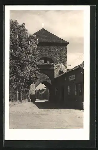 AK Weisswasser, Strassenpartie mit Tor und Gasthaus