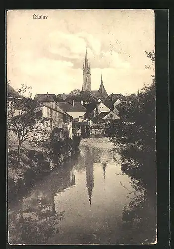 AK Tschaslau / Caslav, Blick vom Fluss zum Kirchturm