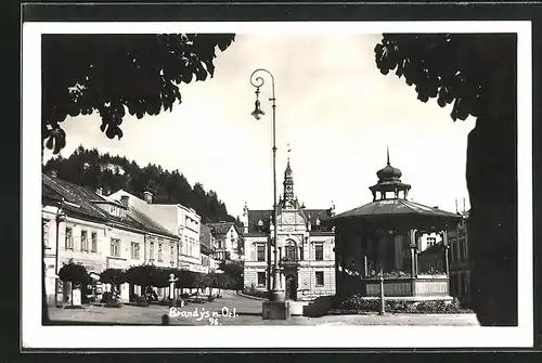 AK Brandeis (No) / Brandys (No), Platz mit Rathaus und Pavillon