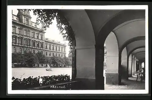 AK Prelouc, Blick aus Laubengängen zum Rathaus