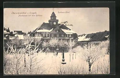 AK Oberwiesenthal, Marktplatz mit dem Rathaus im Winterkleid