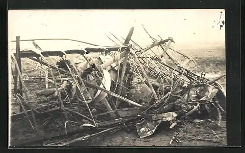 Foto-AK Überreste eines zerstörten Flugzeuges