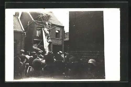 Foto-AK Deutsches Flugzeug ist in ein Haus gestürzt