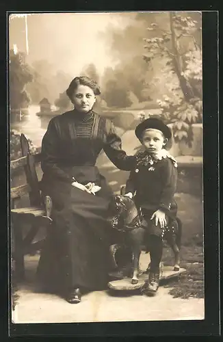 Foto-AK Mutter mit ihrem Sohn auf einem Spielzeugpferd auf Rädern