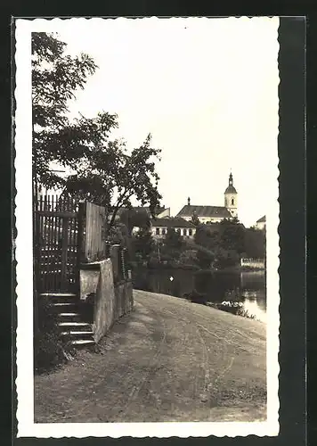 AK Ricany, Uferpartie mit Blick zur Kirche