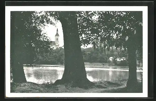 AK Ricany, Uferpartie mit Blick zur Kirche