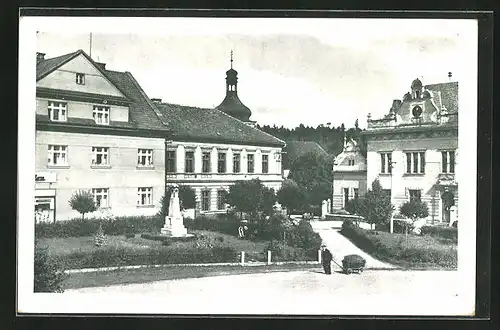 AK Uvaly, Gebäude im Ortskern