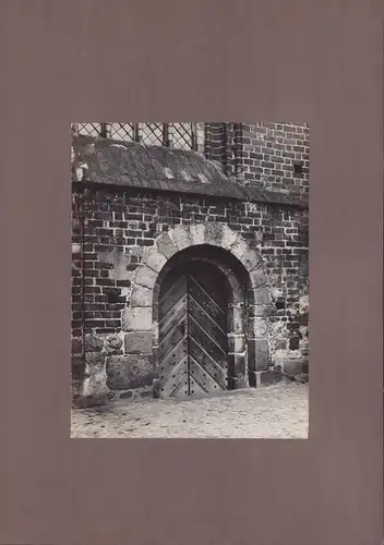 Fotografie unbekannter Fotograf, Ansicht Bernau bei Berlin, St. Marien-Kirche, Nebeneingang, Grossformat 41 x 30cm