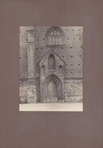 Fotografie unbekannter Fotograf, Ansicht Bernau bei Berlin, St. Marien-Kirche, Portal, Grossformat 41 x 29cm