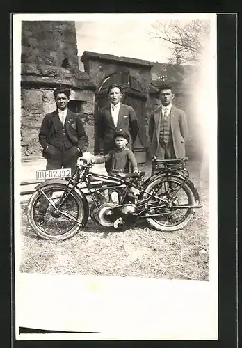 AK Drei Männer und ein Bub mit einem Zündapp-Motorrad mit Sozius
