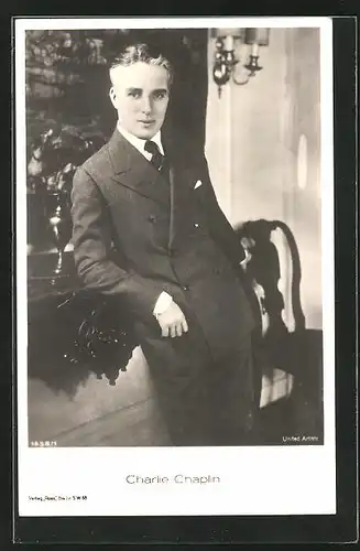 AK Schauspieler Charlie Chaplin in Anzug mit Krawatte