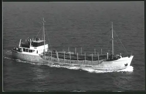 Fotografie Frachtschiff Borelly mit Holz beladen auf See