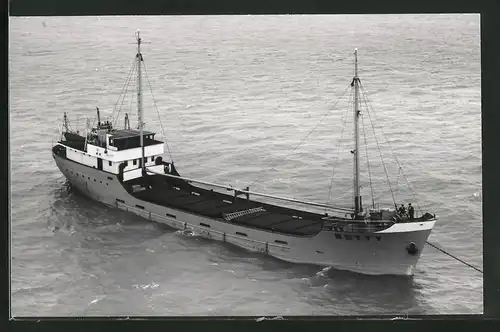 Fotografie Frachtschiff Betty im Schlepp auf See