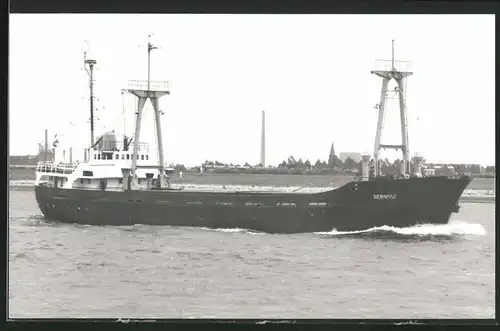 Fotografie Frachtschiff Bernisse während einer Kanaldurchfahrt