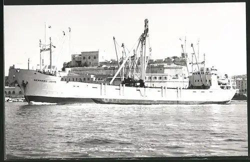 Fotografie Frachtschiff Bernard John verlässt einen Hafen