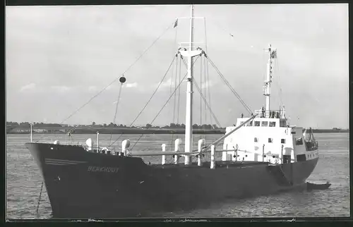 Fotografie Frachtschiff Berkhout vor Anker liegend
