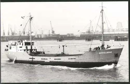 Fotografie Frachtschiff Berkelborg in Fahrt vor Hafenanlagen