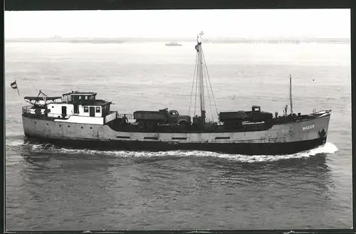 Fotografie Frachtschiff Badzo hat Lastwagen geladen