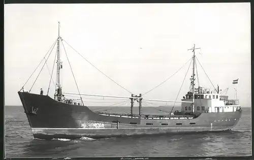 Fotografie Frachtschiff Aurora mit Seeleuten an Deck