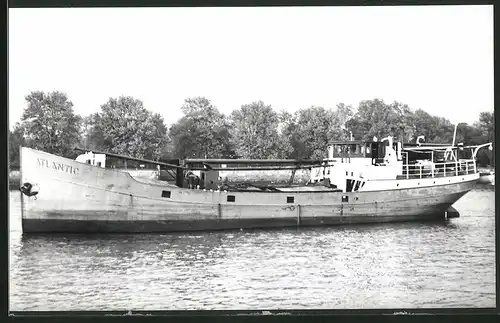 Fotografie Frachtschiff Atlantic bei langsamer Fahrt