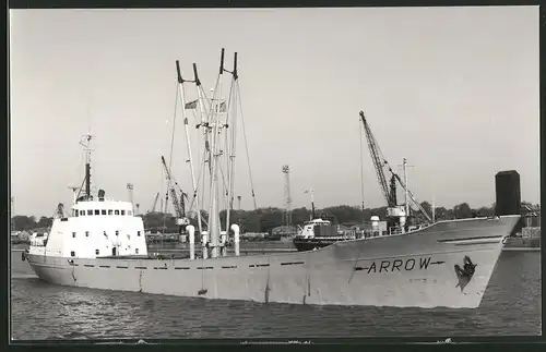 Fotografie Frachtschiff Arrow vor Hafenanlagen
