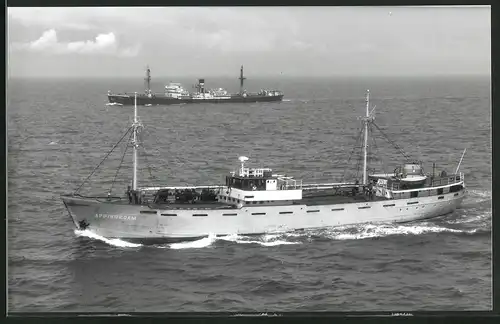 Fotografie Frachtschiff Appingedam mit Frachtschiff Sanrocco auf Steuerbord