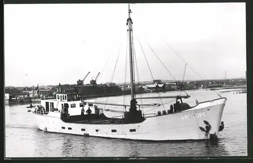 Fotografie Frachtschiff Antilope verlässt einen Hafen