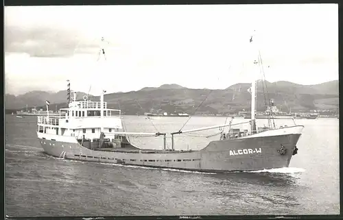 Fotografie Frachtschiff Alcor-W vor einer Hafeneinfahrt