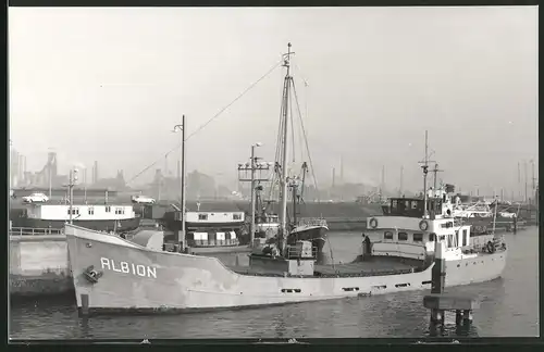 Fotografie Frachtschiff Albion manövriert in einem Hafen