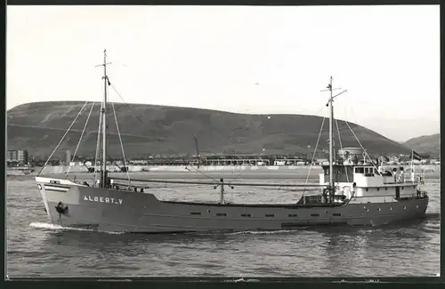 Fotografie Frachtschiff Albert _V vor Hafenanlagen