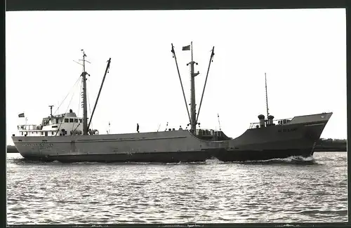 Fotografie Frachtschiff Agua mit Seeleuten an Deck