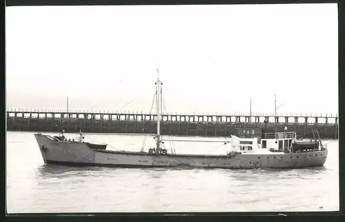 Fotografie Frachtschiff Aegir kreuzt vor einer Flutschutzwand