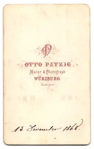 Fotografie Otto Patzig, Würzburg, Mainquai, Portrait junger Herr im Anzug mit Fliege