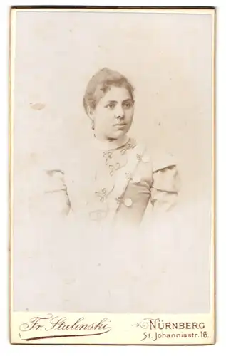 Fotografie Fr. Stalinski, Nürnberg, St. Johannisstrasse 16, Portrait junge Dame im modischen Kleid