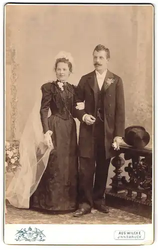 Fotografie Aug. Wilcke, Innsbruck, Rudolfstrasse 1, Portrait junges Paar in Hochzeitskleidung mit Schleier