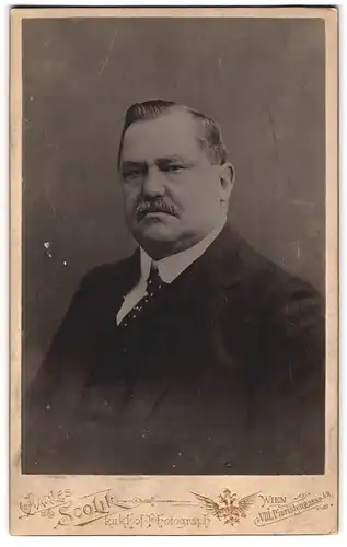 Fotografie Chrales Scolik, Wien, Piaristengasse 48, Portrait älterer Herr im Anzug mit Oberlippenbart