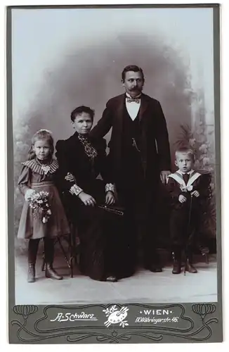 Fotografie A. Schwarz, Wien, Währingerstrasse 46, Portrait bürgerliches Paar mit zwei Kindern