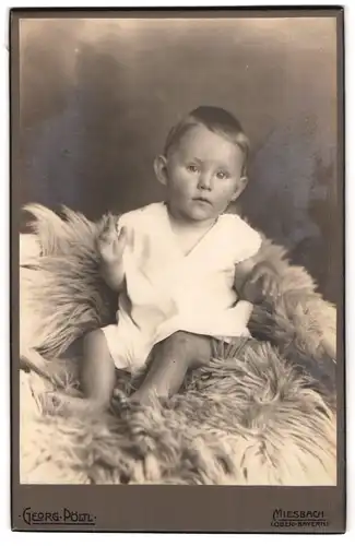 Fotografie Georg Pöltl, Miesbach /Ob. Bayern, Rathausstrasse, Portrait süsses Kleinkind im weissen Hemd