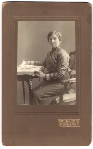 Fotografie Gebr. Frey, Bad Tölz, Portrait junge Dame in hübscher Bluse und Rock