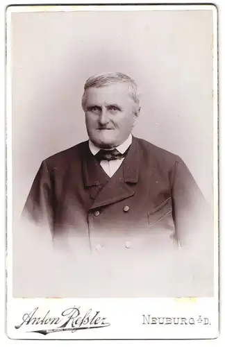 Fotografie Anton Ressler, Neuburg a. D., Bahnhofstrasse B. 86, Portrait älterer Herr in zeitgenössischer Kleidung
