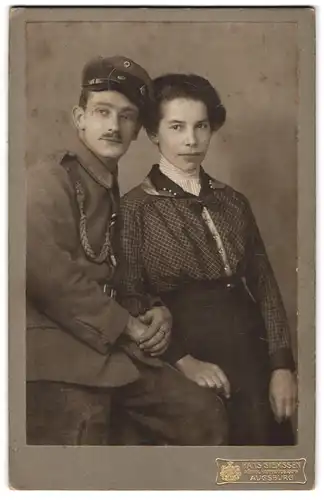 Fotografie Hans Siemssen, Augsburg, Portrait Soldat in Uniform mit Schirmmütze und Frau