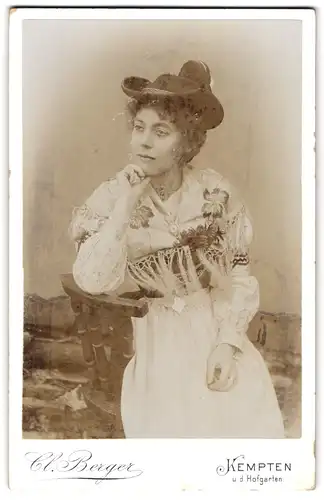 Fotografie Cl. Berger, Kempten, Portrait junge Dame in hübscher Kleidung