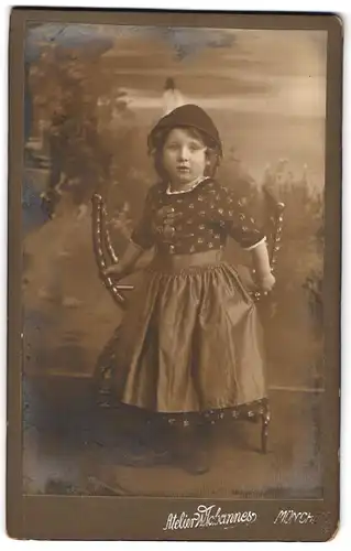 Fotografie Atelier W. Johannes, München, Portrait kleines Mädchen in Tracht