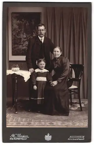 Fotografie X. Simson, Rosenheim, Münchenerstrasse 6, Portrait bürgerliches Paar mit kleiner Tochter