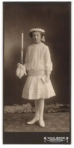 Fotografie Wilh. Boos, Pfarrkirchen, Portrait junges Mädchen im weissen Kleid mit Kerze