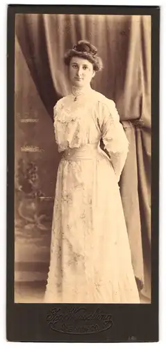 Fotografie Jos. Wörsching, Starnberg, Portrait junge Dame im hübschen Kleid