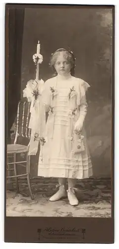 Fotografie Helene Griesbeck, Schrobenhausen, Portrait junges Mädchen im weissen Kleid mit Kerze